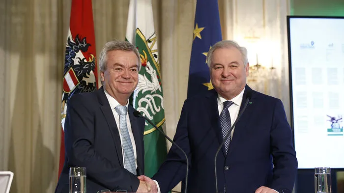 Die Steiermark hat eine neue, alte Koalition: Aus der ehemaligen "Zukunftspartnerschaft" wurde eine "Koalition Weiß-Grün" zwischen Wahlsieger ÖVP mit Landeshauptmann Hermann Schützenhöfer und SPÖ mit Stellvertreter Anton Lang. Neu