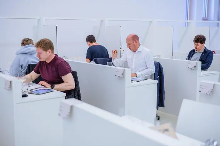 Im Sensorikraum der Weinbauschule Silberberg wurden in kleinen Kabinen die Weine verkostet