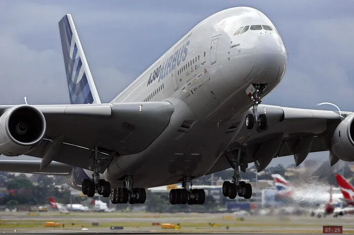 Der Passagierjet hat dem Unternehmen schon länger große Sorgen bereitet. In den vergangenen Jahren hatte kaum noch eine Fluglinie ein Modell geordert. Airbus drohten, die Bestellungen auszugehen.