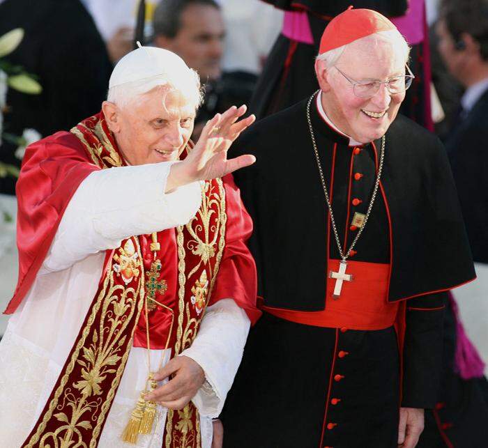 Der emeritierte Papst Benedikt XVI. und Kardinal Friedrich Wetter im Jahr 2006