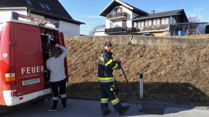 Als die Feuerwehr anrückte, war die Katze in dem Schacht gefangen.