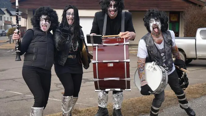 Sogar die Rockgruppe „Kiss“ aus Amerika ließ sich den Pölstaler Faschingsumzug in Möderbrugg nicht entgehen.