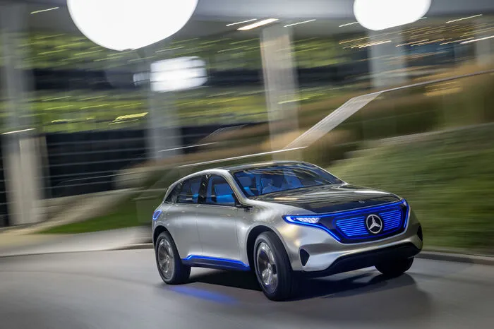 Radstand und Spurweite sowie alle übrigen Systemkomponenten, insbesondere die Batterien, sind dank des modularen Systembaukastens variabel. Das Showcar ist sowohl für das Laden zu Hause via Induktion oder Wallbox als auch für das Schnellladen vorbereitet.