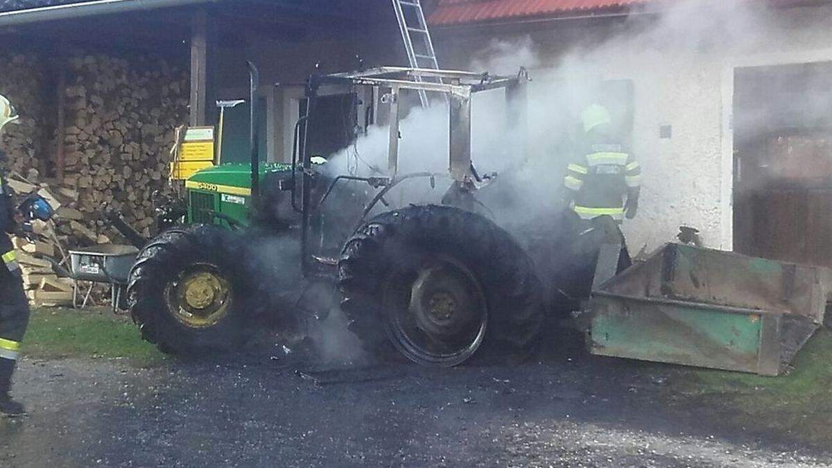 Bei Schweißarbeiten geriet der Traktor in Brand