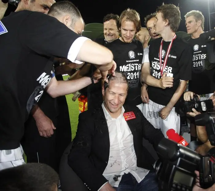 APA4157948-2 - 25052011 - GRAZ - ÖSTERREICH: Sturm Spieler schneiden ihrem Trainer Franco Foda (mitte) nach der tipp3-Bundesliga-Begegnung zwischen SK Puntigamer Sturm Graz und FC Wacker Innsbruck am Mittwoch, 25. Mai 2011, in Graz die Haare. Foda löst damit seine Wette über das Erreichen des Bundeliga-Titels ein. APA-FOTO: MARKUS LEODOLTER,meistertitel für den sk sturm, österreichischer fußball meister, fußballmeister