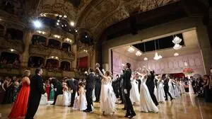 Junge Menschen tanzen wieder gerne