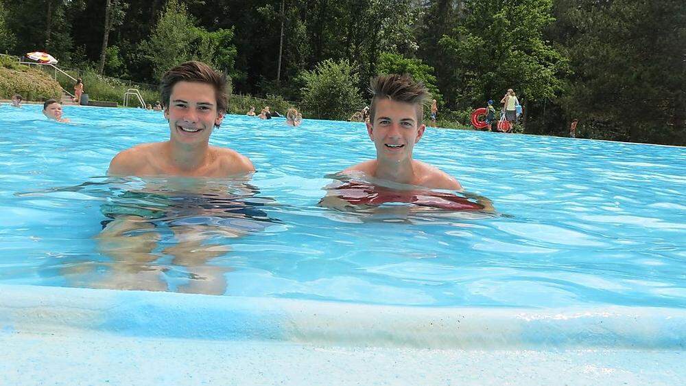 Auch Dominik Sporer und Dusan Simic zählen zu den Besuchern des Dölsacher Schwimmbades