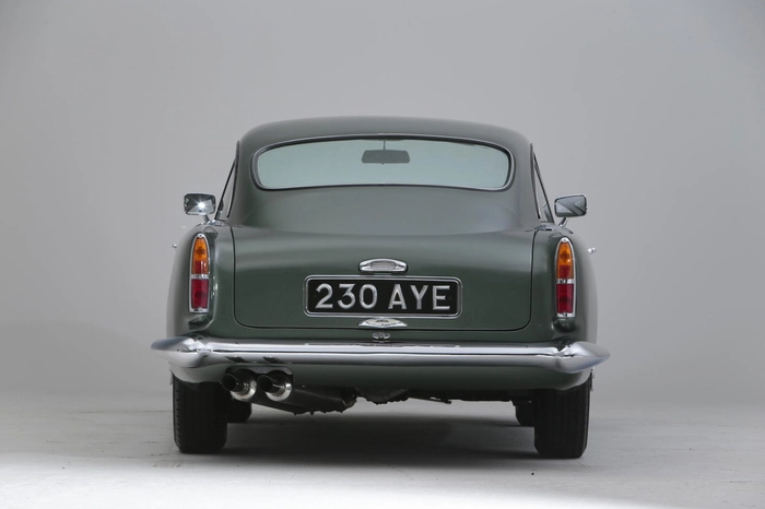 Das Gewicht des DB4 GT lag infolge dieser Veränderungen um 69 Kilo unter dem des Standardmodells. Bei acht Exemplaren wurden darüber hinaus auch einige Chassisteile aus Aluminium gefertigt, wodurch das Gewicht das Autos noch weiter gesenkt wurde.