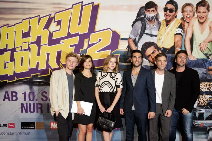 Jella Haase (3.v.l) und Elyas M'Barek (4.v.l.) und Volker Bruch (5.v.l.) am Dienstag, 08. September 2015, anl. der Filmpremiere von 'Fack ju Göhte 2' in Wien.