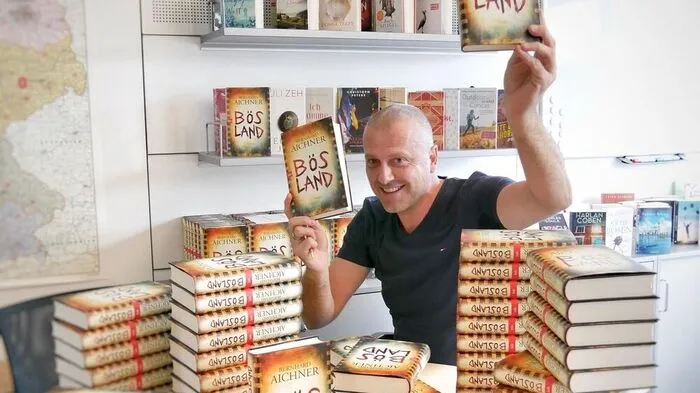 446 Seiten ist Bernhard Aichners neues Werk stark. Heute präsentiert er es in der Wiener Urania