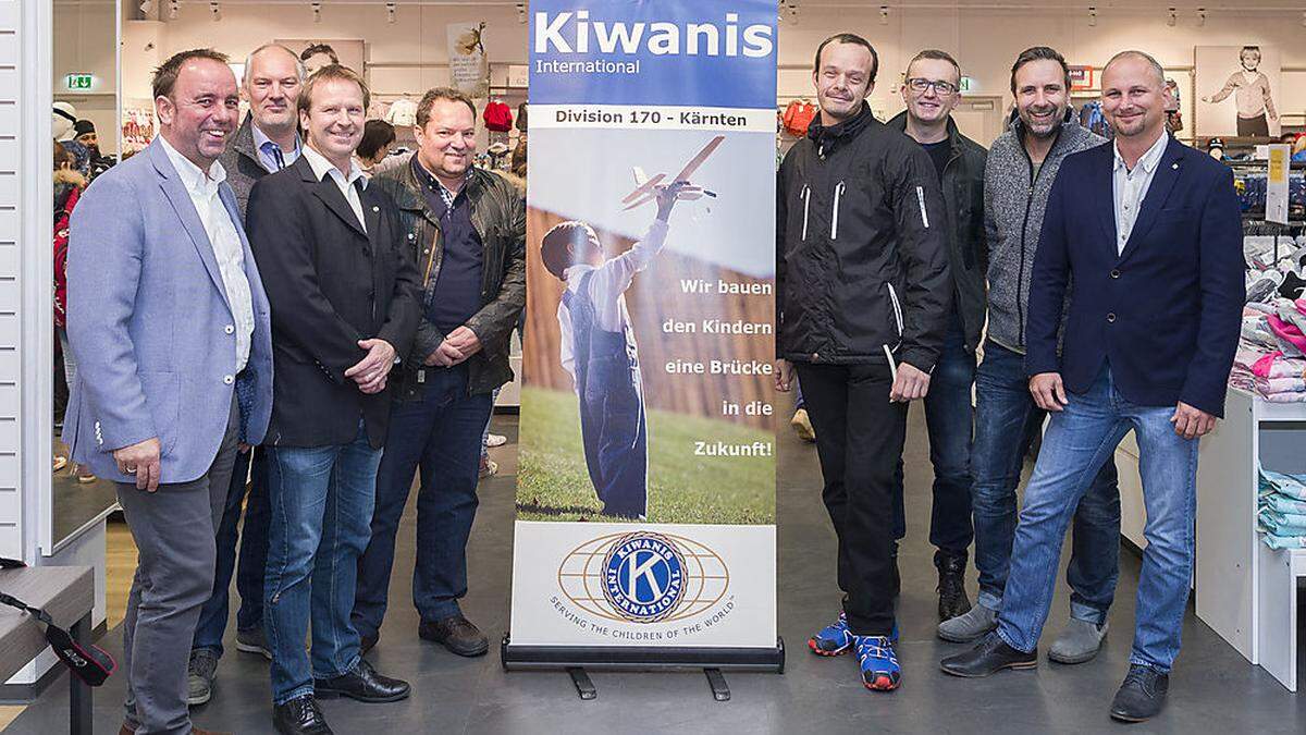 Kiwanis Präsident Christian Pschick und Kiwanis Santicum Villach kleideten die Kinder beim C&A ein