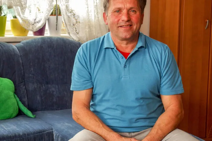 Hansi, der 58-jährige Bergmann und Sprengbefugter aus der Obersteiermark, hat vor sechseihalb Jahren seine Partnerin verloren. Nach mehrjähriger Trauerphase meldete er sich bei "Liebesgeschichten und Heiratssachen" an. Nach der Sendung hat Hansi weit über 200 Zuschriften bekommen und sich dann „in Österreich und Umgebung auf den Weg gemacht.“ Gelandet ist er im Burgenland. „Die Sympathie war sofort da.“ Ihre natürliche Art gefällt Hansi ganz besonders gut, „ich hab nicht mehr damit gerechnet, dass so was auf mich wartet.“