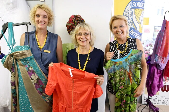 Sichtlich zufrieden mit dem Ansturm der Kauflustigen zeigten sich Soroptimisten-Präsidentin Helga Woschank (Mitte), Vizepräsidentin Isolde Sauper (rechts) sowie Sekretärin Michaela Glanzer (links). 