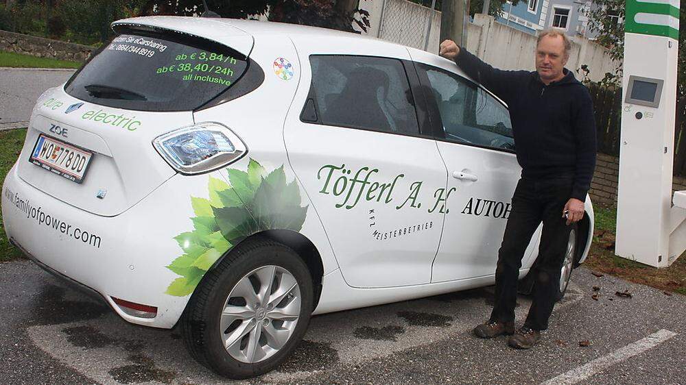 Hannes Arthur Töfferl vor seinem Elektroauto in Lavamünd