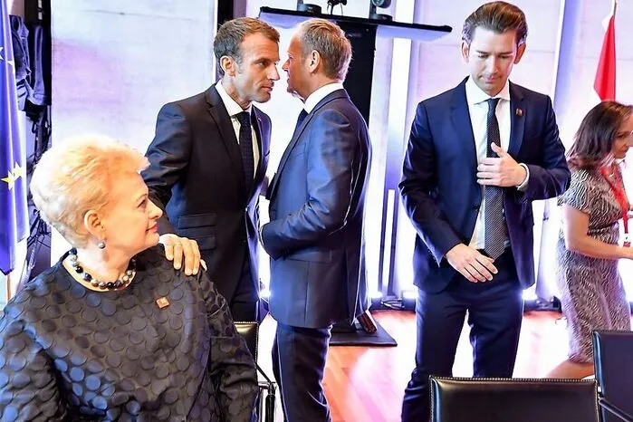 Frankreichs Präsident Emmanuel Macron legt während des Gesprächs mit EU-Ratspräsident Donald Tusk seine Hand auf die Schulter dre litauschen Präsidentin Dalia Grybauskaite.
