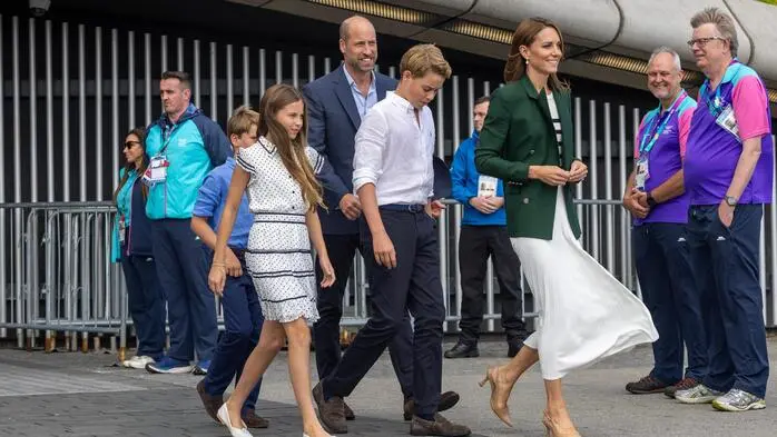 William und Kate besuchen die Commonwealth Games – und haben George, Charlotte und Louis mit dabei.