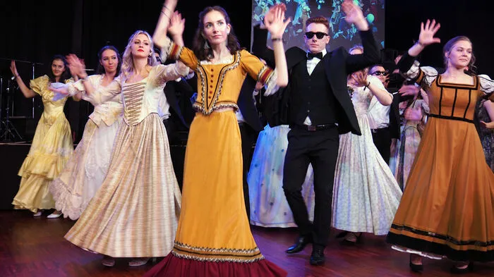 In barockigen Kleidern tanzten die Maturantinnen des Klagenfurter Lerchenfeld Gymnasiums im Casineum Freitagnacht ihre Polonaise zur Musik von Falco. Der Maturaball trug das Motto "Matura Calling" und so war es ja direkt Pflicht, dass bei der Polonaise nach dem Falco Song "Rock me Amadeus" auch noch "Vienna Calling" erklang.
