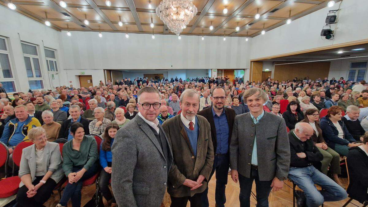 Köflachs Bürgermeister Helmut Linhart, Historiker Ernst Lasnik, Archäologe Daniel Modl und Höhlenforscher Anton Schildberger im Volksheim Köflach