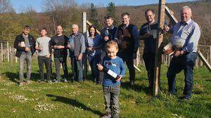Elf Winzer des Weinbauvereins luden gemeinsam mit dem kleinen Franz Josef vom Weinhof Fassold zur Weinreise
