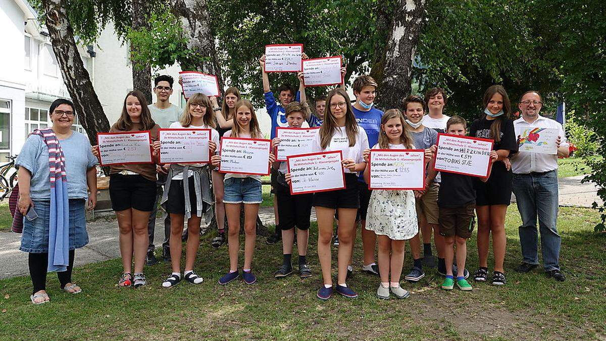 Die 3b der Mittelschule Schladming mit ihren Schecks