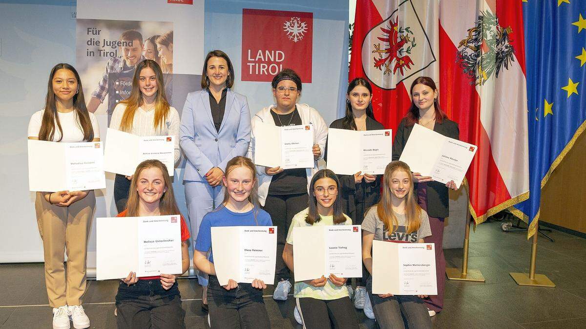 Vorne die vier erfolgreichen Osttirolerinnen Melissa Unterlercher, Elena Peintner, Leonie Tiefnig und Sophia Mattersberger. Hinten Mohadisa Hosseini, Denise Victoria Wurzrainer, Emily Obexer, Mirsada Begic und Juliana Rössler 