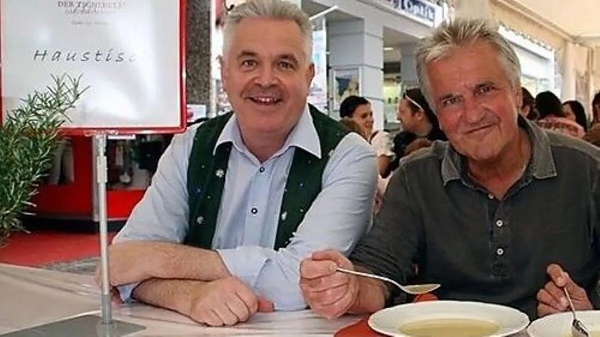 Hannes Tschemernjak und Starkoch Josef Viehhauser beim Verkosten der Kirchtagssuppe am Tschebull-Stand