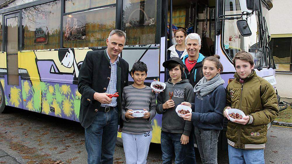Jugendreferent Stadtrat Gerhard Reinisch mit dem „Wiki-Bus“-Team Erich Gerersdorfer und Daniela Kosch sowie jugendlichen Maronibratern