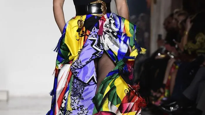 Unter dem Titel "The Clans" präsentierte Donatella Versace in Mailand eine Kollektion, die auf dem klassischen Schottenkaro basiert.