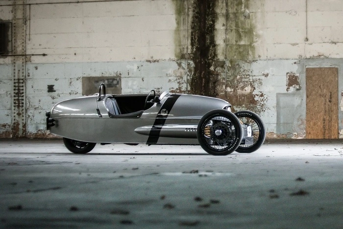 Mit dem asymmetrischen Scheinwerfer an der Stelle des Verbrennungsmotors lässt der Threewheeler den Look seiner Urahnen aus den 1930ern aufleben.