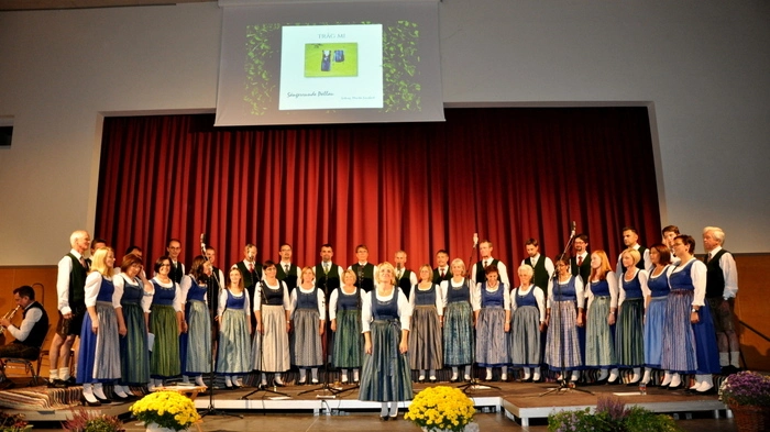 Die Sängerrunde Pöllau unter der Leitung von Monika Lauchard und Obfrau Barbara Bacher-Stroitz bot in der Neumarkter Thomas Schroll-Halle einen wunderbaren Konzertabend.