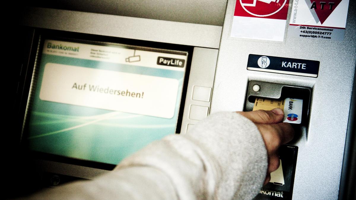 Ein Betrüger-Quartett soll mit einer gestohlenen Bankomatkarte mehrmals Geld abgehoben haben