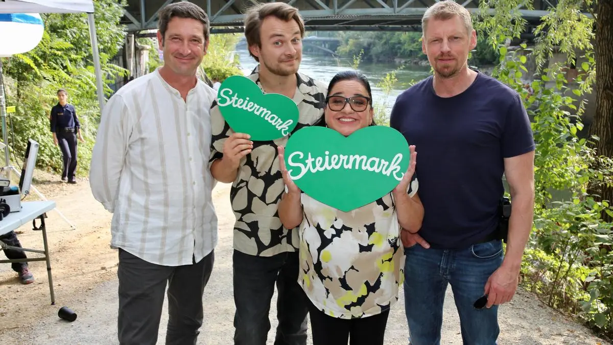 Ein bisserl Blödeln mit dem Steiermarkherz beim Dreh an der Mur: Andreas Kiendl, Max Fischnaller, Maria Happel und Martin Gruber