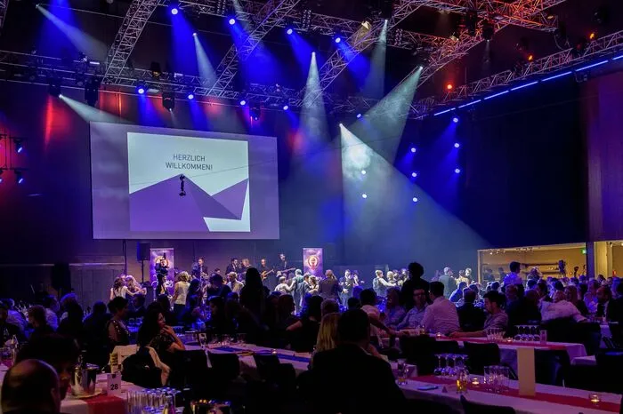 Nach einer glanzvollen Polonaise eröffnete Direktor Klaus Tasch den festlichen Abend in der Helmut List-Halle
