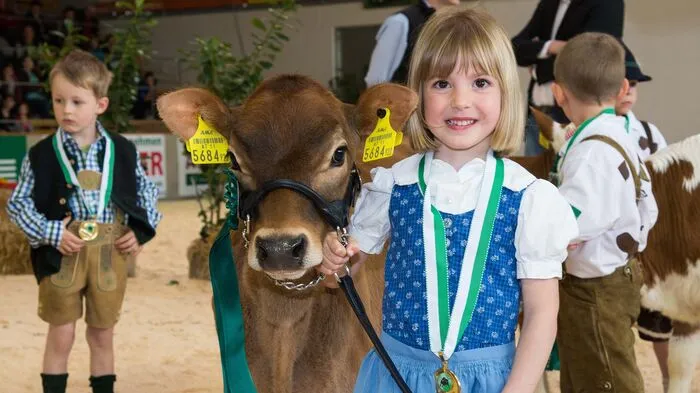 Früh übt sich: Bei der Rinderschau in Greinbach sind am Samstag (9. 3.) die jüngsten unter Mensch und Tier ebenso am tierischen Laufsteg vertreten ...