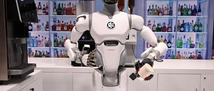 Roboter „Alphabot“ beim Training hinter der Bar in Hongkong