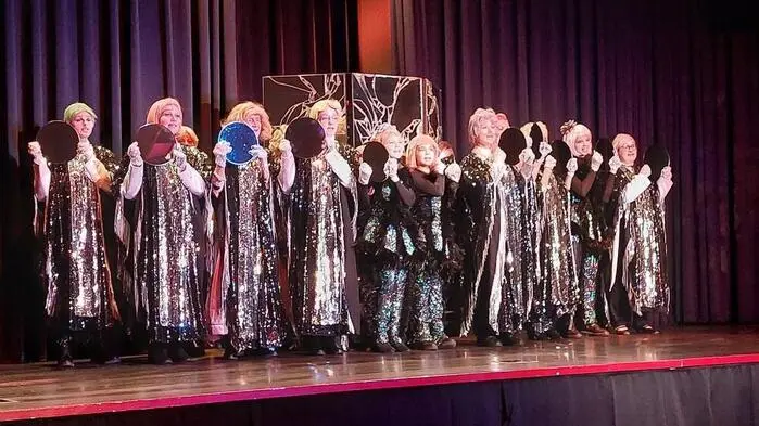 Der AK-Saal Murau verwandelt sich noch bis Sonntag in eine Bühne voller Witz, Musik und Charme: Der Theaterverein Murau präsentiert die musikalische Komödie „Eine Frau – die weiß, was sie will“ von Oscar Straus.