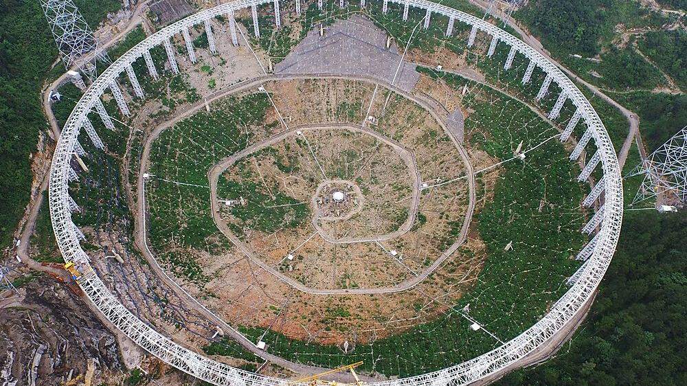 Bild vom Bau des Spherical Radio Telescope (FAST) in Pingtang, China