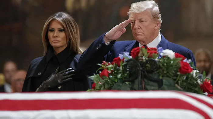 Melania und Donald Trump am Sarg des Ex-Präsidenten