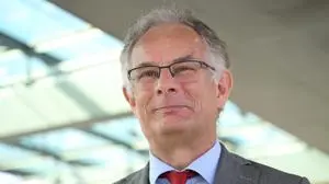 ABD0021_20251015 - WIEN - ÖSTERREICH: Finanzminister Markus Marterbauer (SPÖ) am Dienstag, 14. Oktober 2025, anl. eines Pressegesprächs zur Vorschau auf den Staatshaushalt 2026 im Finanzministerium in Wien. - FOTO: APA/HELMUT FOHRINGER