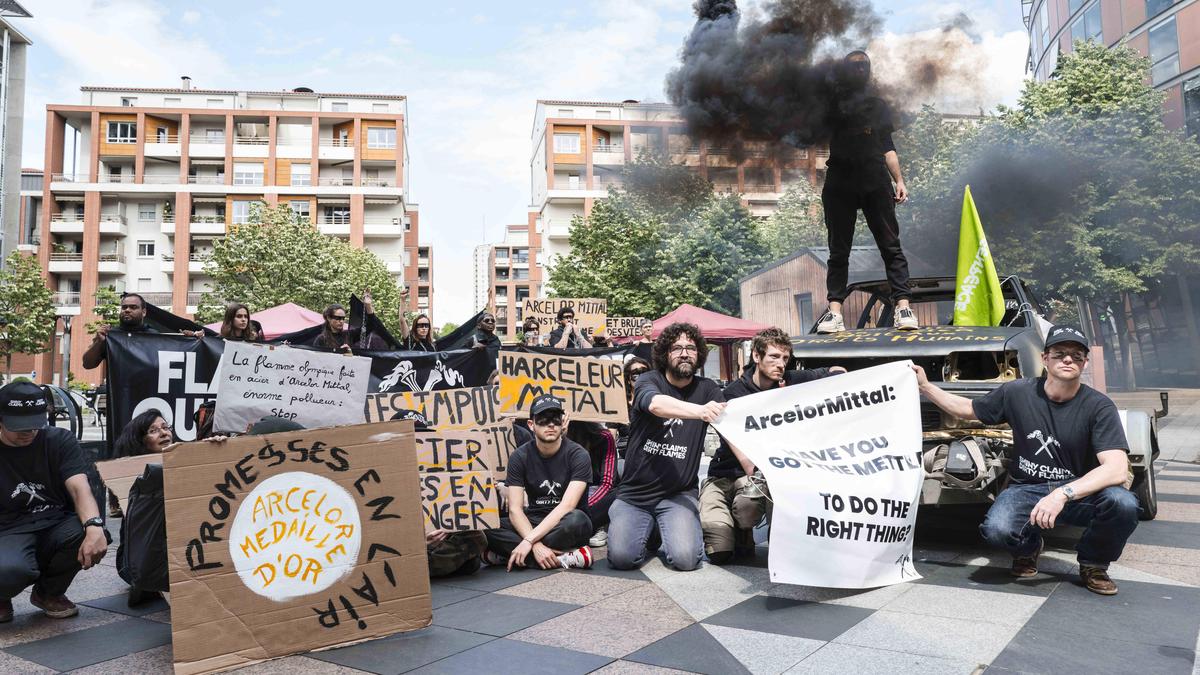 Gegen den Olympia-Sponsor „ArcelorMittal“ gab es in Paris auch Proteste. Der zweitgrößte Stahlproduzent der Welt soll Umweltsünder sein.