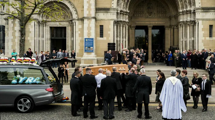 Am Mittwoch wurde bei einer Trauerfeier der ermordeten Journalistin Lyra McKee gedacht. Sie war am Donnerstagabend bei schweren Ausschreitungen im nordirischen Derry in die Schusslinie geraten und getötet worden.