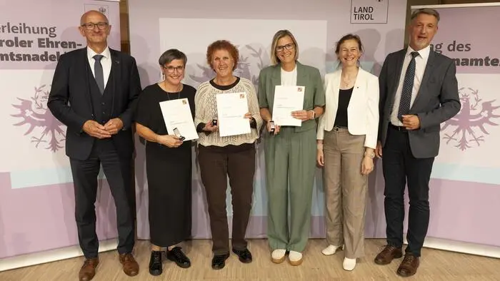 Drei Tristacherinnen wurden von Landeshauptmann Anton Mattle, Bezirkshauptfrau Bettina Heinricher und Bürgermeister Markus Einhauer mit der Ehrenamtsnadel in Gold ausgezeichnet
