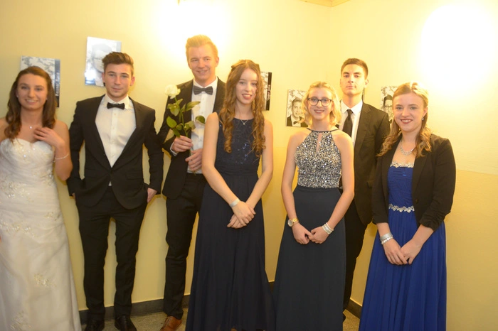 Eröffnet wurde der Ball von den 32 angehenden Maturantinnen und Maturanten mit einer perfekt inszenierten Polonaise von Choreographin Esther Schneider. Für die perfekte Tanzmusik sorgte die Band „Melange“. Zu heißen Beats und satten Bässen wurde bis in die frühen Morgenstunden mit dem österreichischen DJ-Duo Darius &amp; Finlay gefeiert. Für die kulinarische Verköstigung zeigte sich Otto Partl von Partl Catering verantwortlich.