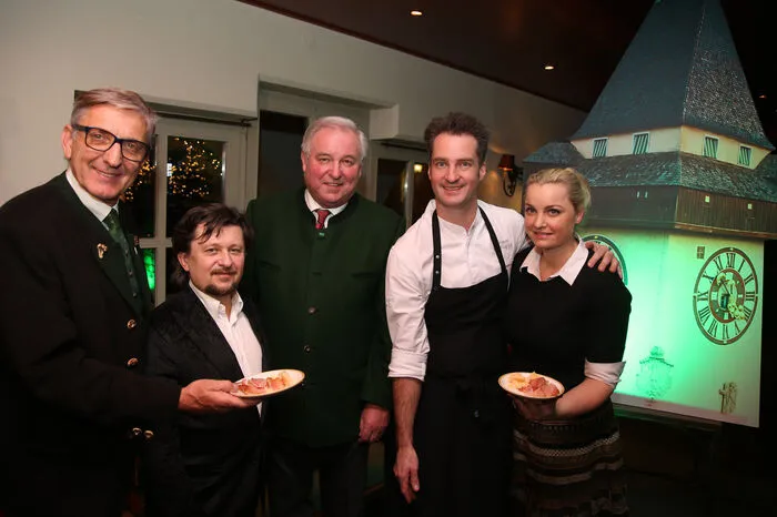 Josef Herk mit Friedrich Kleinhapl, Hermann Schützenhöfer und Spitzenkoch Jürgen Kleinhappl samt Freundin Martina (von links)