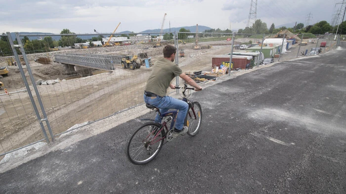 Seit Anfang Juni kann man die Baustelle per Drahtesel erkunden, der eingezäunte Radweg quert das Areal.
