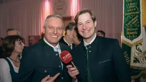 Beim Steirerball in Wien tanzte Landeshauptmann an und dem Kleine-Zeitung-Sonderreporter Michael Großschädl vors Mikro. Die Grazer Opernredoute muss ohne Landeshauptmann auskommen ...