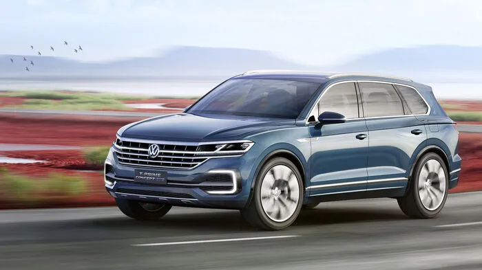 Mit dem T-Prime Concept GTE gibt VW einen Ausblick auf den neuen Touareg: Wie die Serienversion des Plattformbruders des Audi Q7 aussehen wird, lässt sich damit schon recht konkret erahnen – und wie der Ingolstädter dürfte wohl auch der Wolfsburger einige Kilogramm leichter werden.