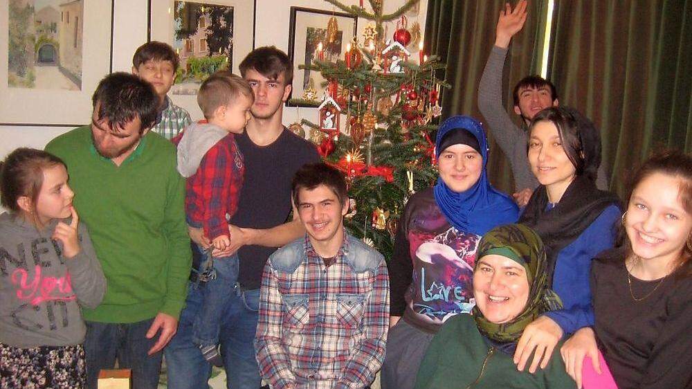 Die achtköpfige Familie Jasakov wurde am Montag abgeschoben. Das Foto stammt von der gemeinsamen Weihnachtsfeier mit Ulrike und Klaus Kreinig 