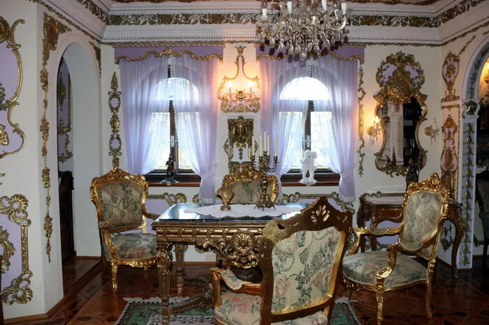 Alle Stuckaturen, Schnitzereien, Ölbilder, Fenster, Türrahmen und Kästen hat er selbst hergestellt. Im Mittelpunkt steht das "Goldene Zimmer", in dem auch Hochzeiten stattfinden