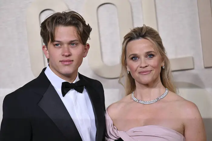 Reese Witherspoon erschien überraschenderweise mit Sohn Deacon Phillippe am roten Teppich. Der 20-Jährige ist seinem Vater Ryan wie aus dem Gesicht geschnitten. Der junge Mann ist in den vergangenen Jahren erwachsen geworden und überragt seine berühmte Mutter bereits. 